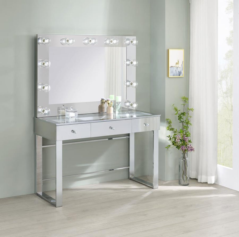 Modern Silver Vanity Set With Lights